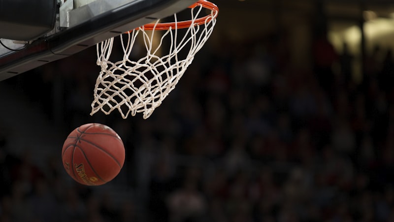NBA季后赛直播画面 - 洛杉矶湖人队与金州勇士队的比赛，球员上篮瞬间